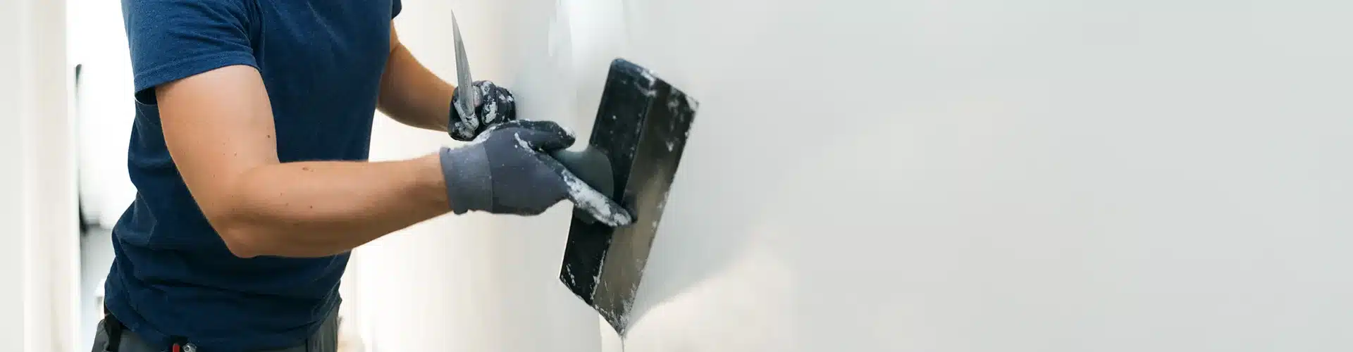 Stukadoor brengt sierpleister aan op een wand